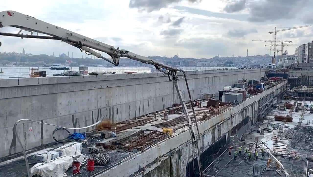 Crane Istanbul skyline